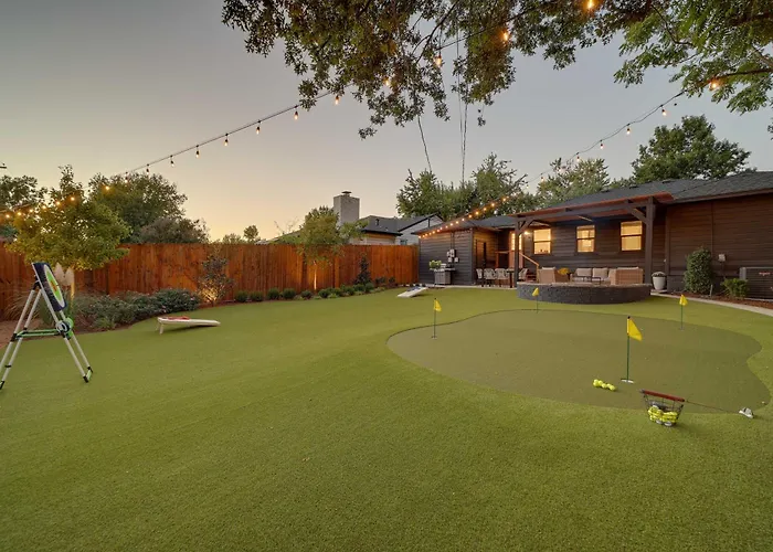 Retreat W/ Backyard Oasis & Putting Green! * Tulsa