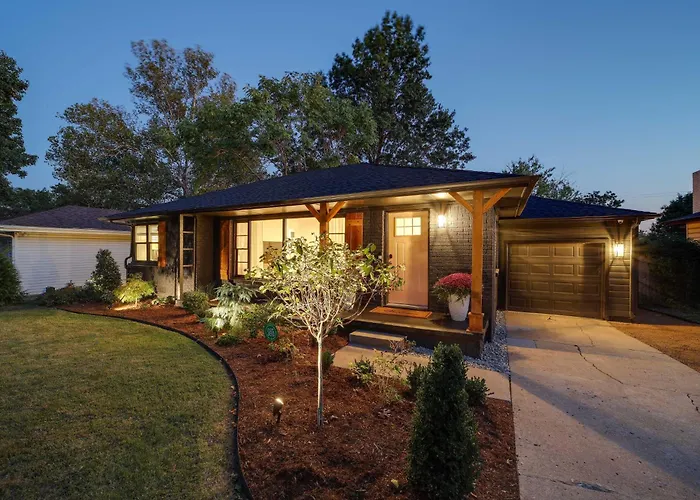 Holiday home Retreat W/ Backyard Oasis & Putting Green!
