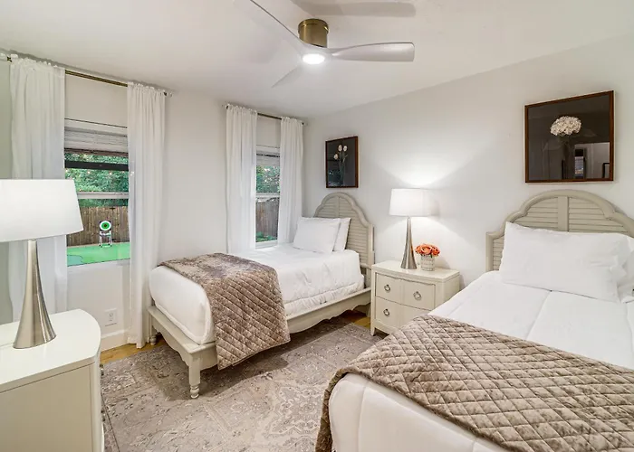 Retreat W/ Backyard Oasis & Putting Green! Tulsa