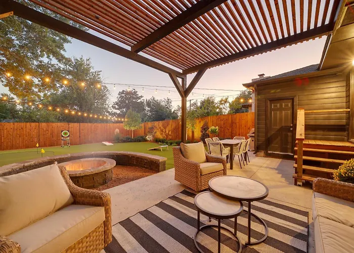 Holiday home Retreat W/ Backyard Oasis & Putting Green!