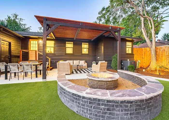 Holiday home Retreat W/ Backyard Oasis & Putting Green! Tulsa