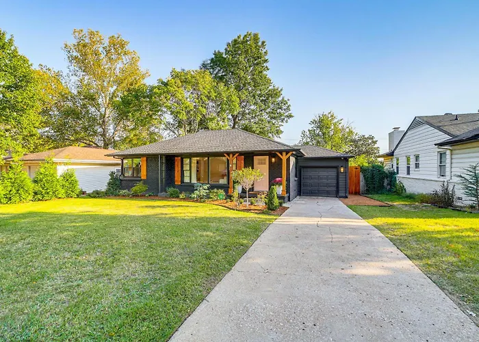 Retreat W/ Backyard Oasis & Putting Green! Tulsa