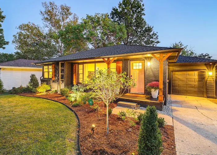 Holiday home Retreat W/ Backyard Oasis & Putting Green!