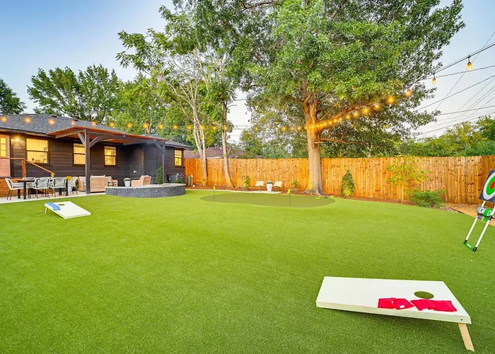 Holiday home Retreat W/ Backyard Oasis & Putting Green! *