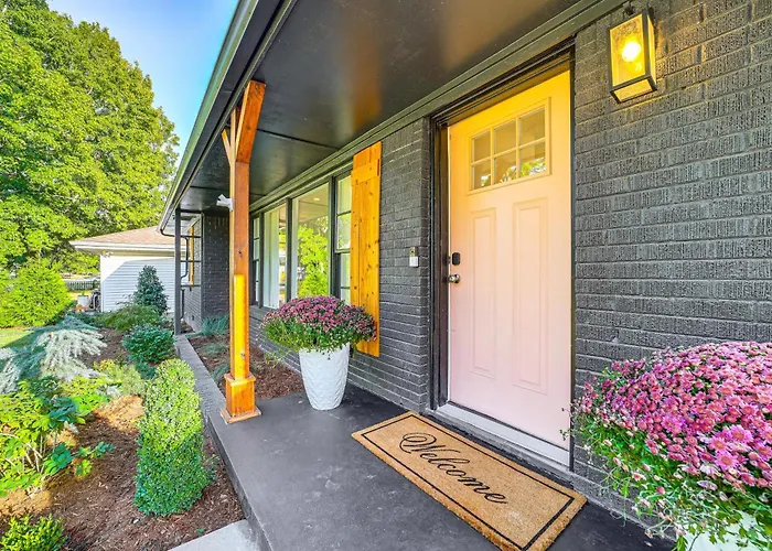 Holiday home Retreat W/ Backyard Oasis & Putting Green!